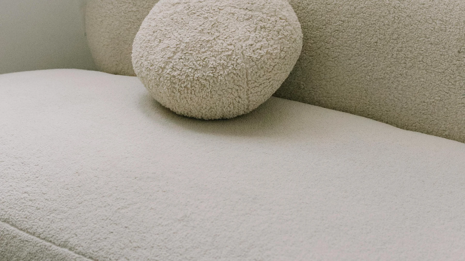 Réfection canapé velours effectuée par Sabrina Tipveau à Montaigut-sur-Save